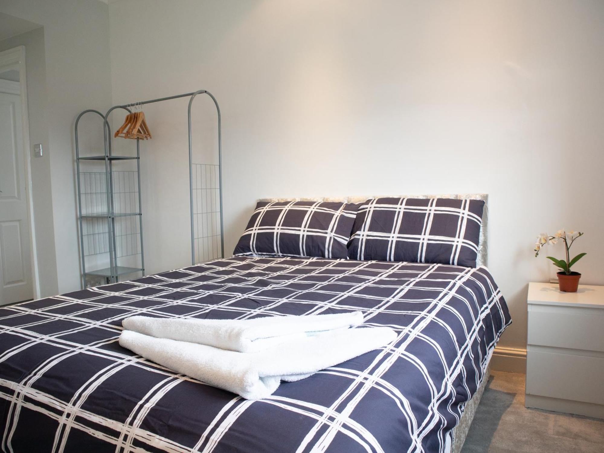 Апартаменты Bright Private Terrace - Free Private Parking - Tv - Wifi - Netflix Кройдон Экстерьер фото