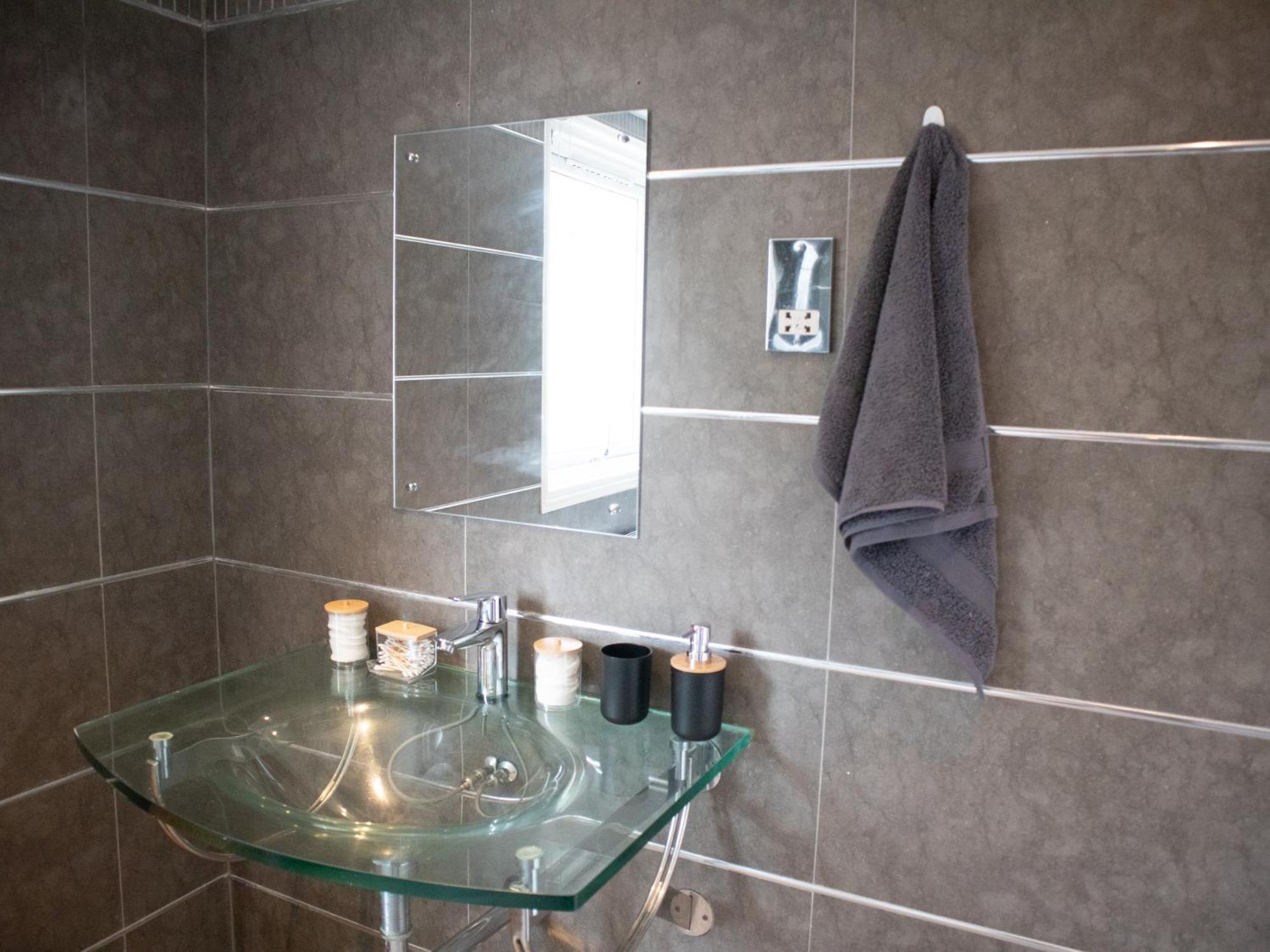Апартаменты Bright Private Terrace - Free Private Parking - Tv - Wifi - Netflix Кройдон Экстерьер фото